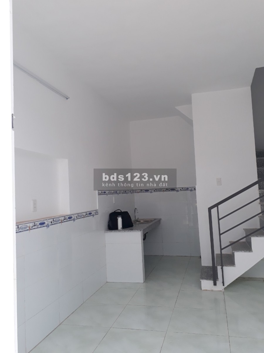 Cho thuê nhà mới xây 2 lầu đúc 1 tầng lửng, giá tốt khu dân cư, nhà còn mới, yên tĩnh