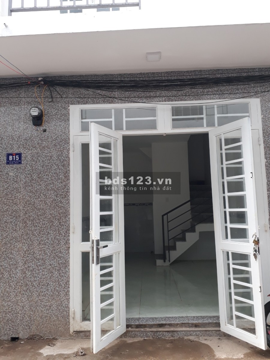Cho thuê nhà mới xây 2 lầu đúc 1 tầng lửng, giá tốt khu dân cư, nhà còn mới, yên tĩnh