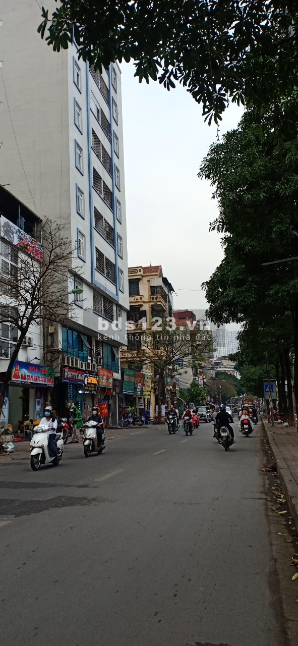 Chủ nhà đang rất mót bán nhà mặt phố Khương Đình liên hệ 0988537086, khu dân cư đông