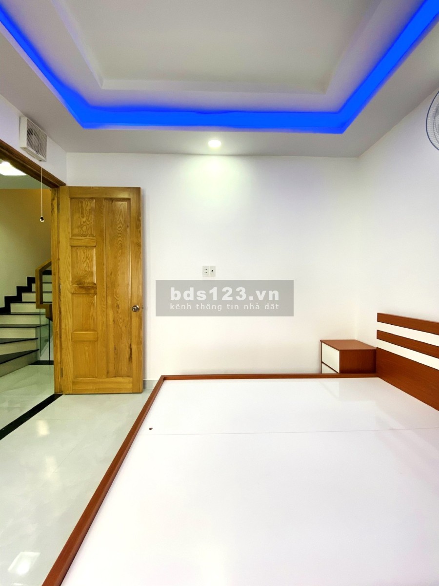 Bán nhà 4 lầu, hẻm 6m. Sát mặt tiền đường khu dân trí cao giá thương lượng, lh 0704680423