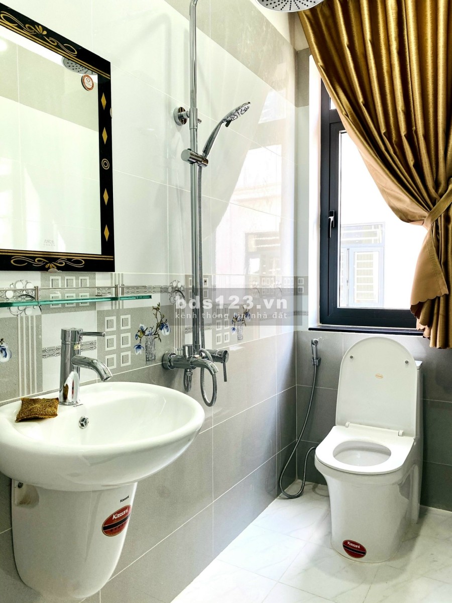 Bán nhà 4 lầu, hẻm 6m. Sát mặt tiền đường khu dân trí cao giá thương lượng, lh 0704680423