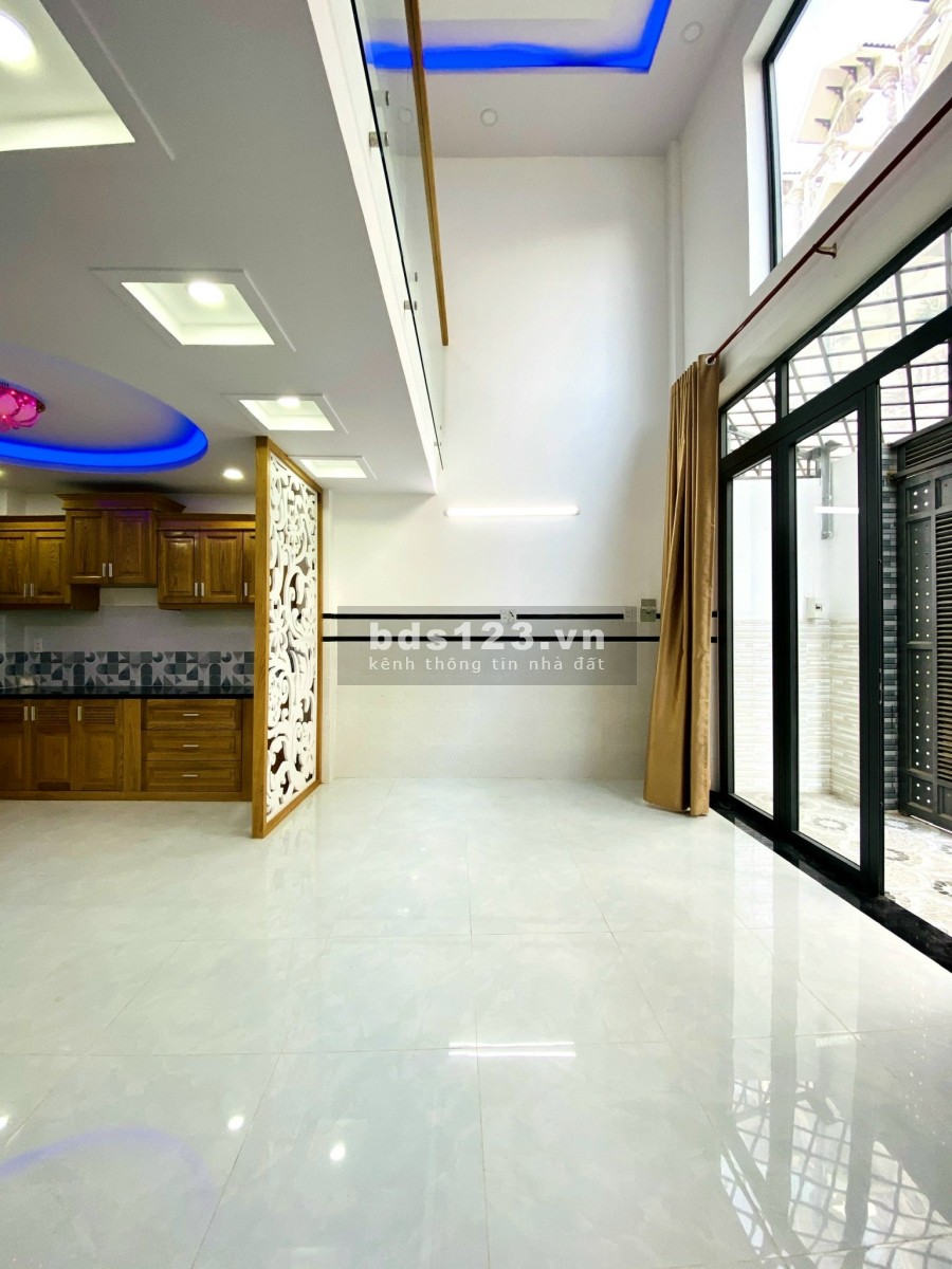 Bán nhà 4 lầu, hẻm 6m. Sát mặt tiền đường khu dân trí cao giá thương lượng, lh 0704680423