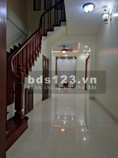 Cần bán nhà tại Bùi Xương Trạch Quận Thanh Xuân đúc kiên cố, ngõ thông, đường lớn
