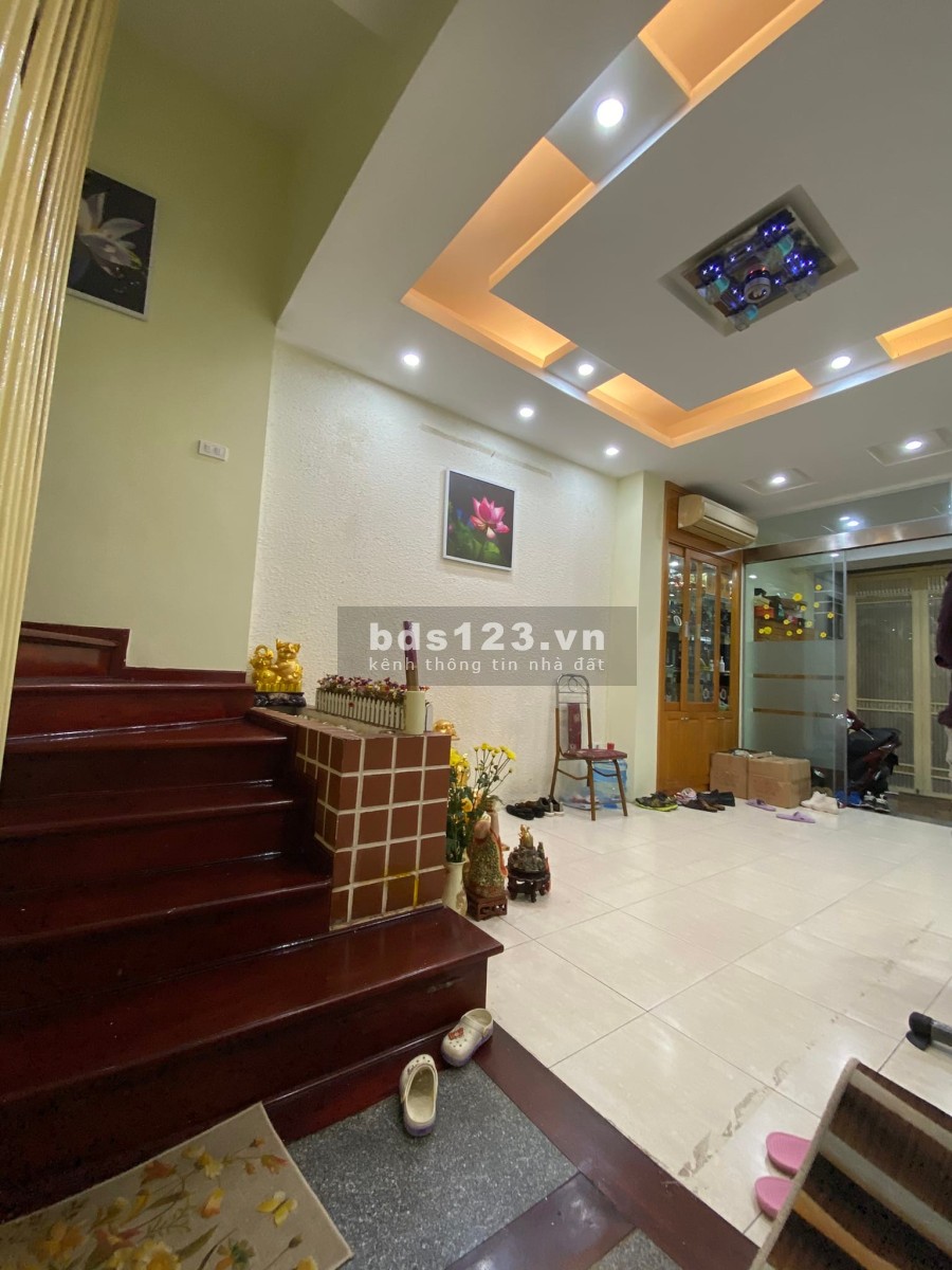 Bán nhà phố Hào Nam, Quận Đống Đa kinh doanh diện tích 43m2, mt 4m, 5 tầng giá nhỉnh 5 tỷ