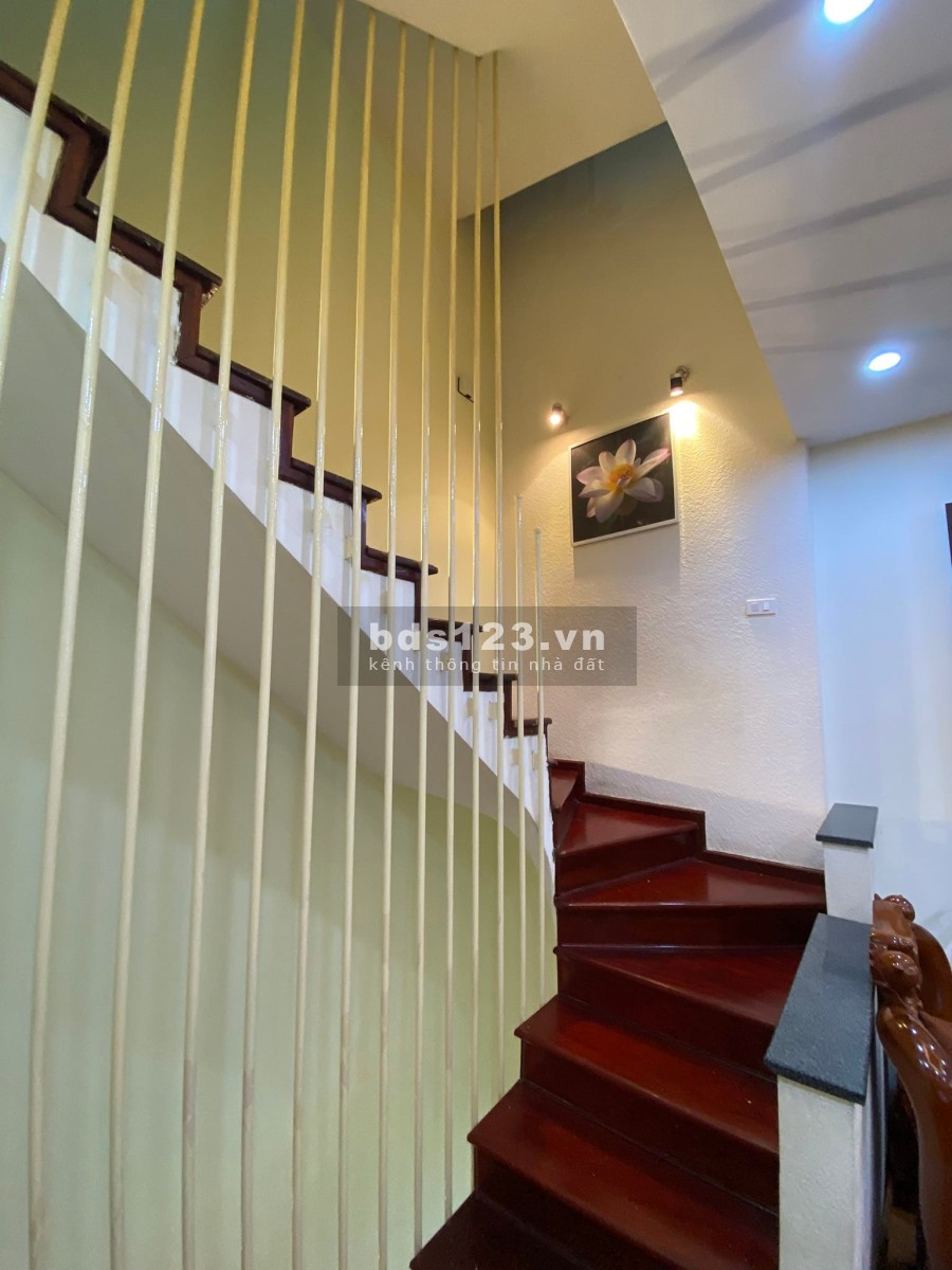 Bán nhà phố Hào Nam, Quận Đống Đa kinh doanh diện tích 43m2, mt 4m, 5 tầng giá nhỉnh 5 tỷ