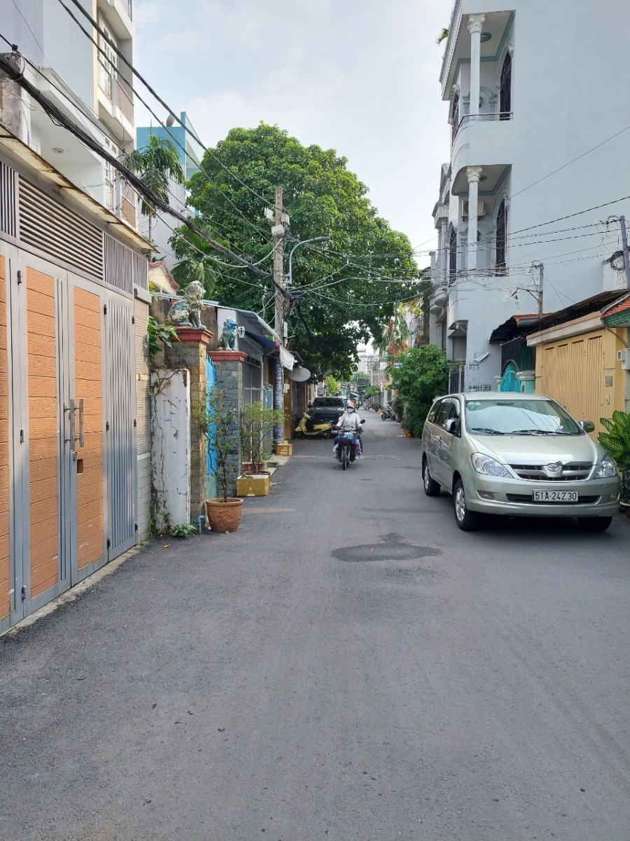 Bán nhà 3 tầng đúc bê tông cốt thép, 3 phòng ngủ còn mới ngay Cityland, giá tốt đầu tư