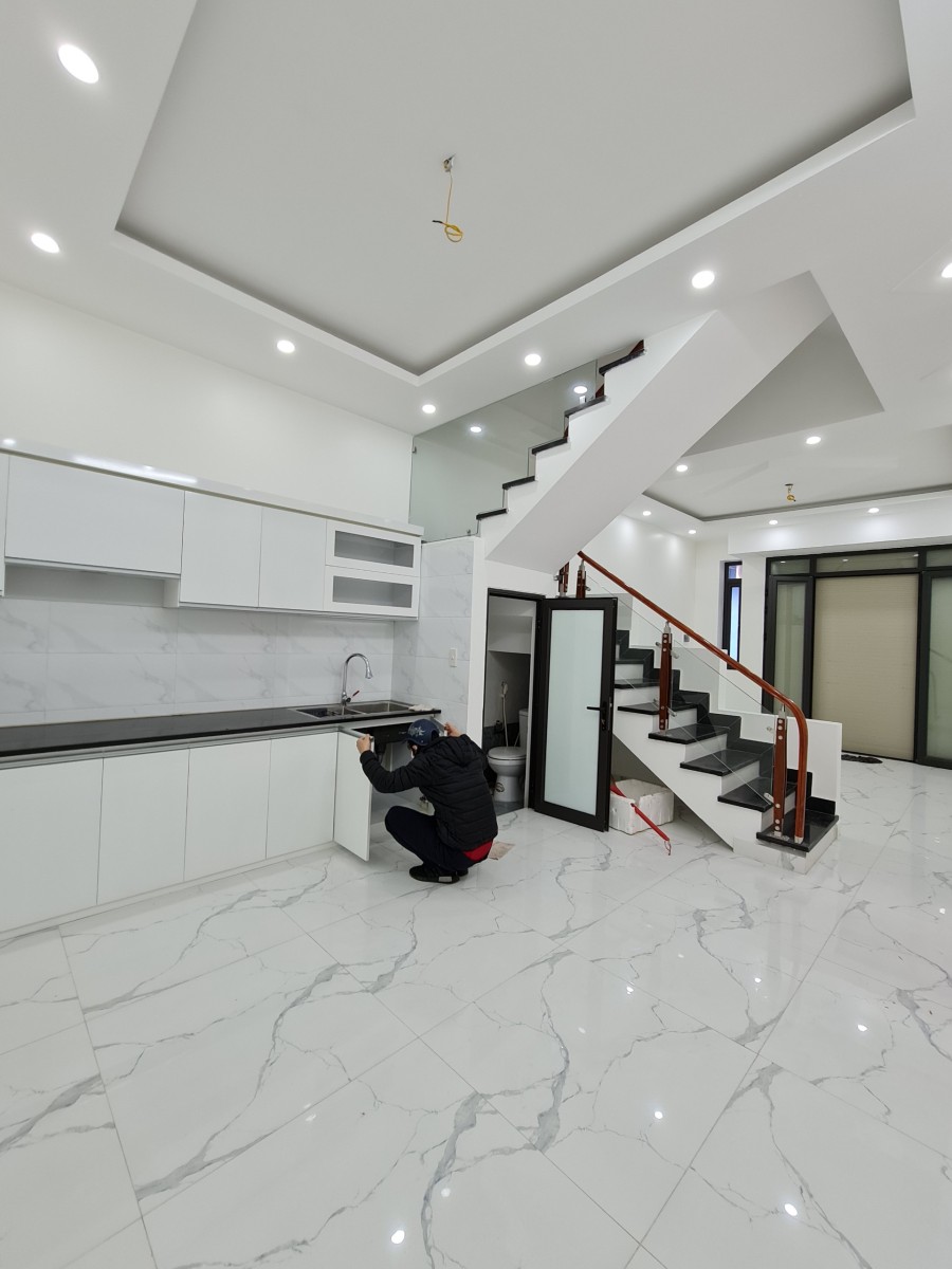 Cần bán nhà 3 tầng ngõ nông đường Trần Nguyên Hãn giá bán chỉ 2 tỷ, khu dân trí cao