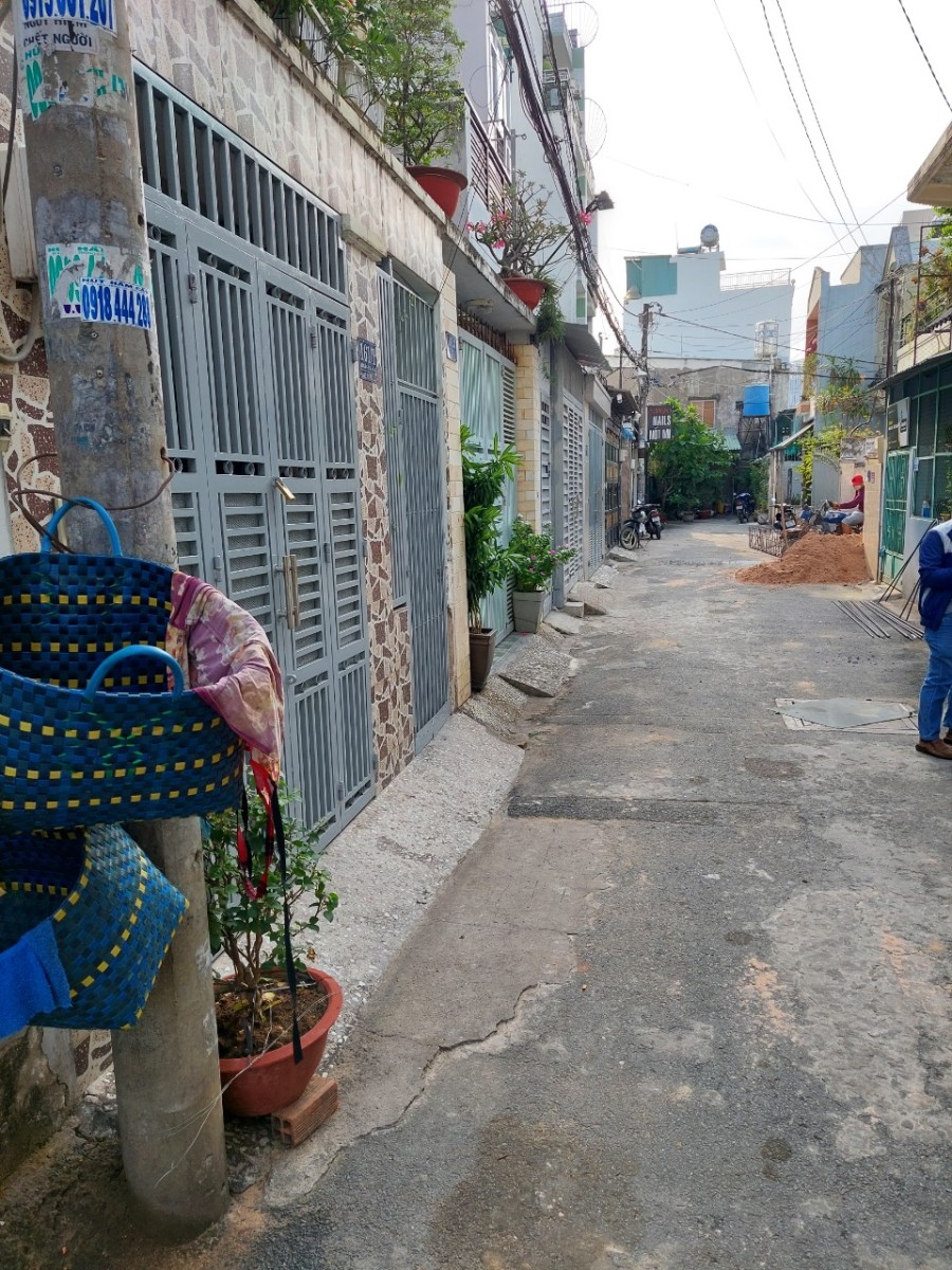 Bán nhà 3 tầng đúc bê tông cốt thép, 3 phòng ngủ còn mới ngay Cityland, giá tốt đầu tư