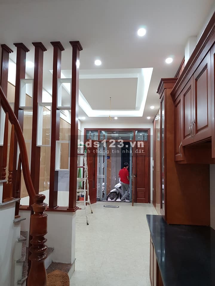 Bán nhà nguyên căn Hoàng Quốc Việt diện tích sử dụng 40m2, 5 tầng đúc, giá 4.2 tỷ