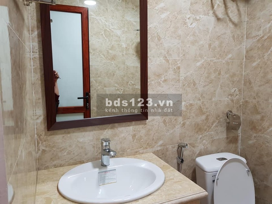 Bán nhà nguyên căn Hoàng Quốc Việt diện tích sử dụng 40m2, 5 tầng đúc, giá 4.2 tỷ