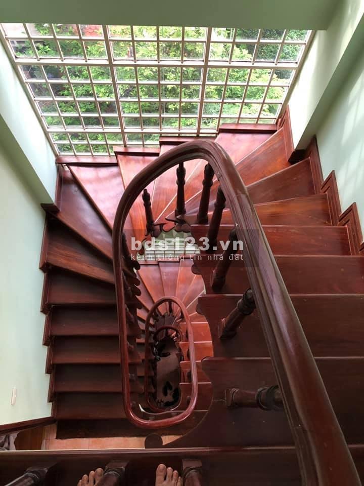 Bán nhà nguyên căn Hoàng Quốc Việt diện tích sử dụng 40m2, 5 tầng đúc, giá 4.2 tỷ