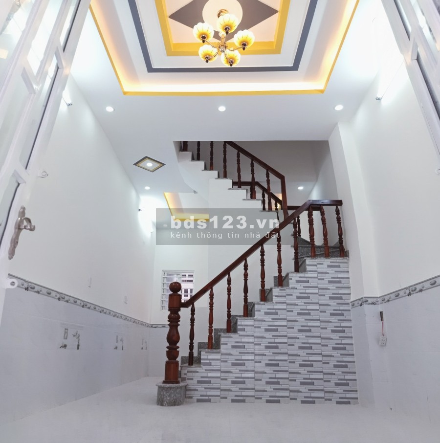 Chính chủ cần bán nhà 1 trệt, 1 lầu đúc kiên cố thị trấn Đức Hoà, giá bán chỉ 650 triệu