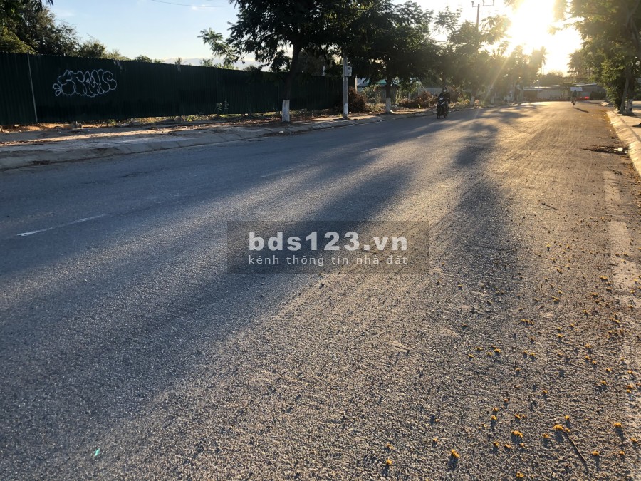 Đất nền trung tâm thành phố trên 1000m2 3 mặt tiền vị trí đầu tư kinh doanh tốt, pháp lý chuẩn