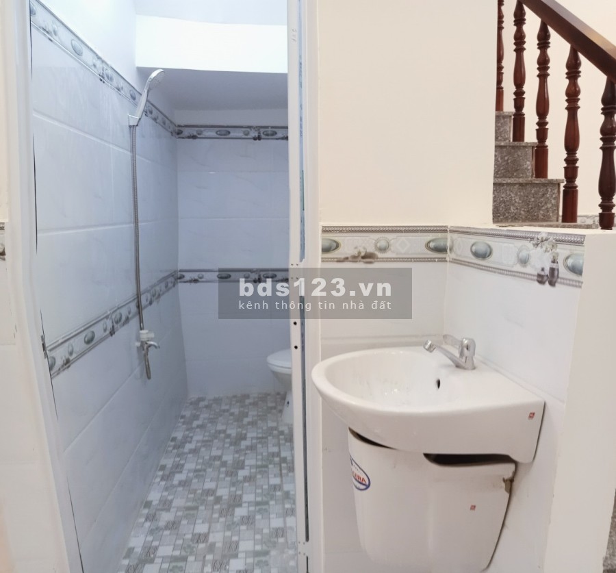 Chính chủ cần bán nhà 1 trệt, 1 lầu đúc kiên cố thị trấn Đức Hoà, giá bán chỉ 650 triệu
