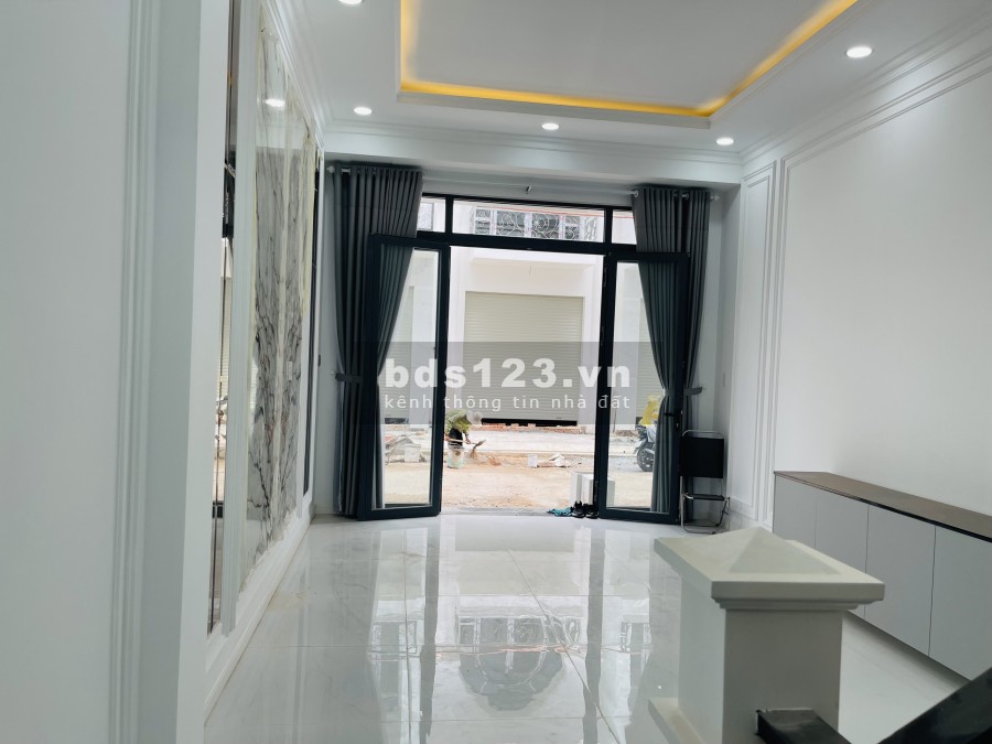 Bán Nhà Mới Hoàn Thiện Ở Ngay Chợ Quận 12 sổ hồng riêng đường xe hơi nhà mới xây