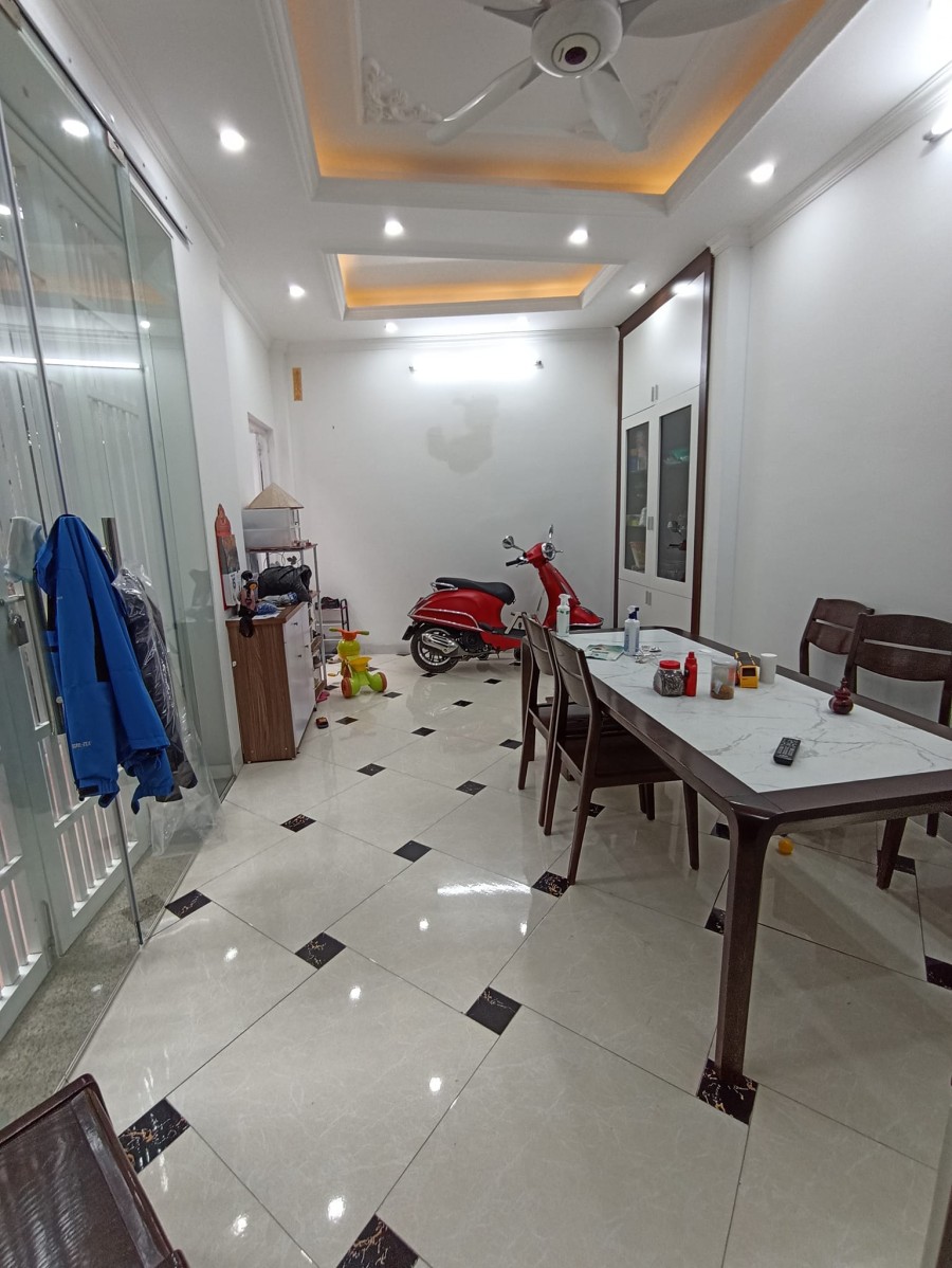 Bán nhà đường Hoàng mai, gần phố Trương Định, diện tích 47m2, 5 tầng, giá bán 4 tỷ1