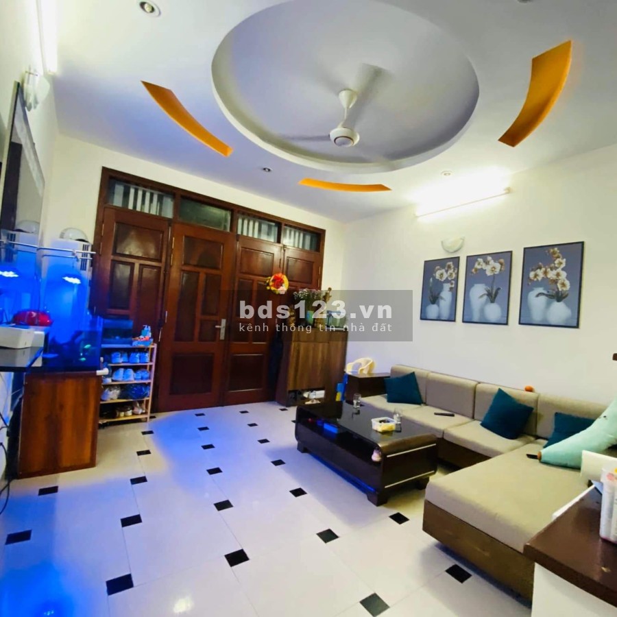 Bán gấp nhà Doãn Kế Thiện, sổ đỏ chính chủ dt 52m2 3 tầng, giá 5.7 tỷ liên hệ 0969541111
