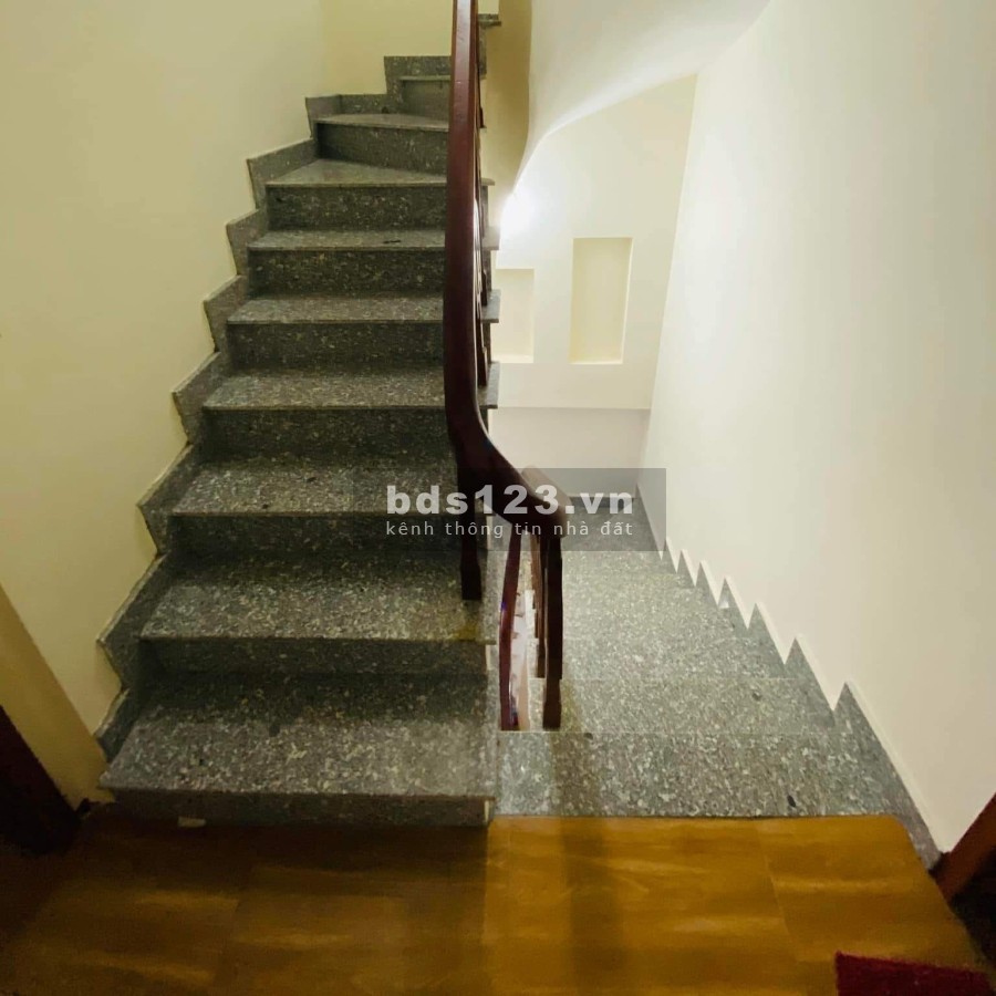 Bán gấp nhà Doãn Kế Thiện, sổ đỏ chính chủ dt 52m2 3 tầng, giá 5.7 tỷ liên hệ 0969541111