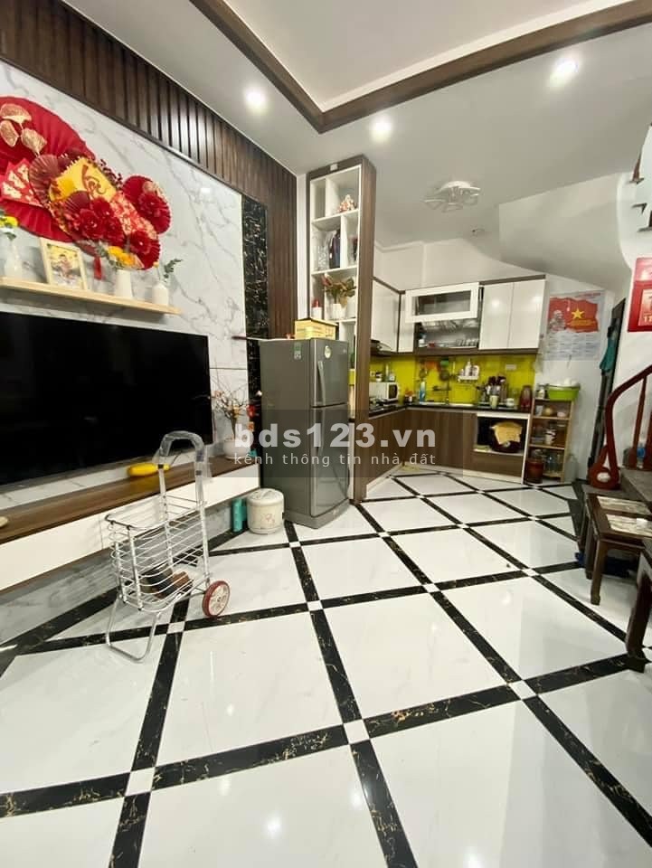 Bán nhà Mỹ Đình, đúc kiên 5 tầng nội thất, 50m ra phố, giá bán 3.x tỷ nhỏ, sổ đỏ đầy đủ