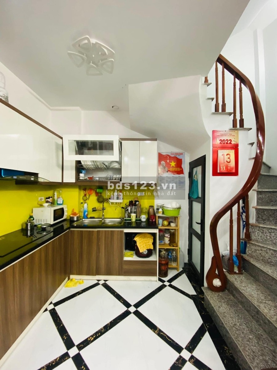 Bán nhà Mỹ Đình, đúc kiên 5 tầng nội thất, 50m ra phố, giá bán 3.x tỷ nhỏ, sổ đỏ đầy đủ