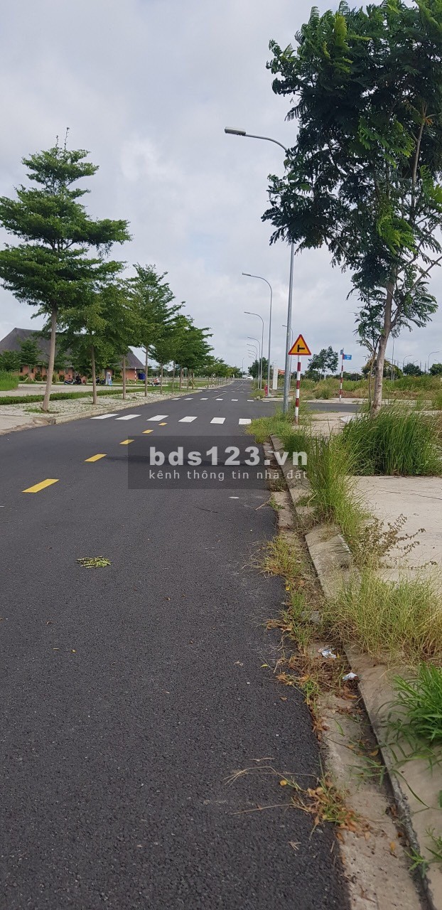 Bán gấp lô đất thổ cư 100m2 , mặt tiền đường 40m liên hệ xem đất 0375867355