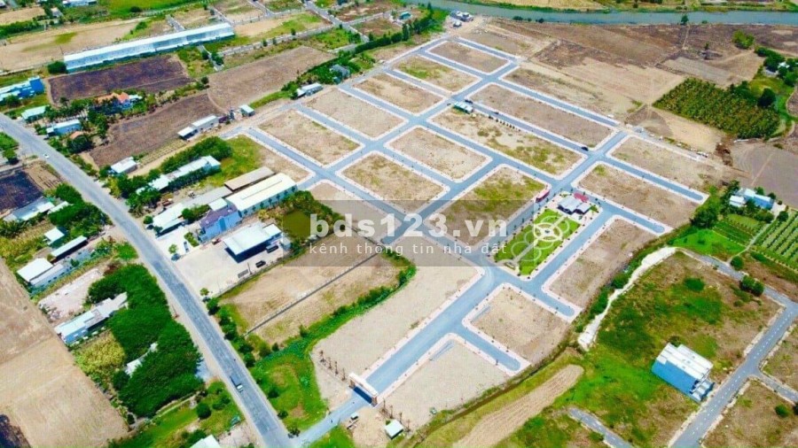 Bán gấp lô đất thổ cư 100m2 , mặt tiền đường 40m liên hệ xem đất 0375867355