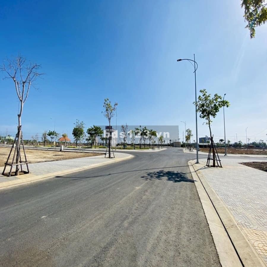 Bán gấp lô đất thổ cư 100m2 , mặt tiền đường 40m liên hệ xem đất 0375867355