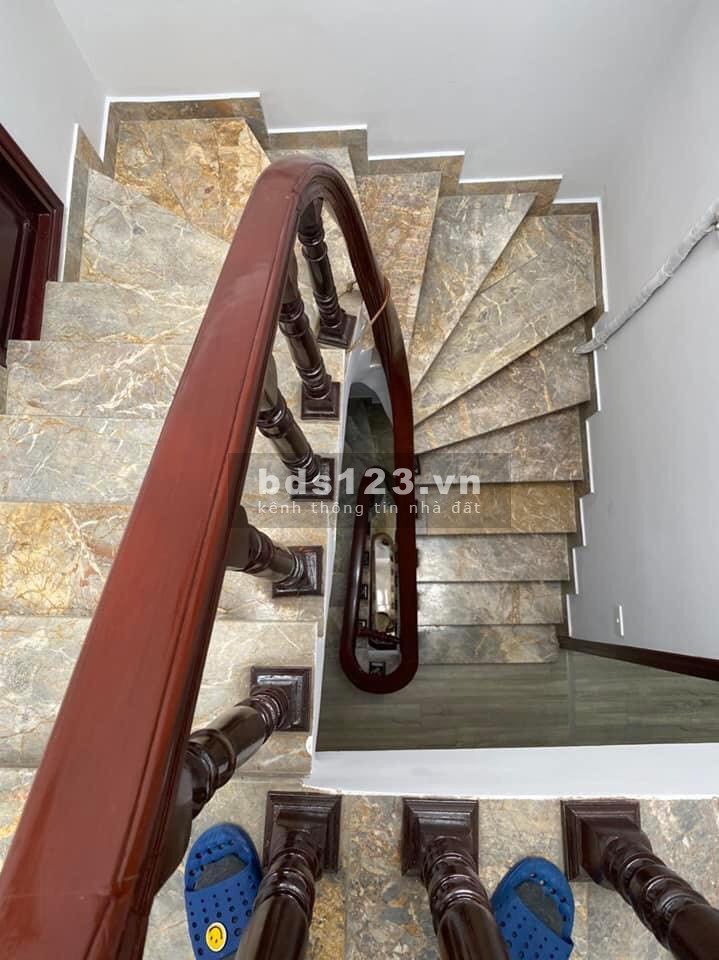 Bán nhà Chu Huy Mân, Long Biên, ô tô đỗ cổng. Nhà đẹp 5 tầng, 32m2, Giá chỉ 3.3 tỷ