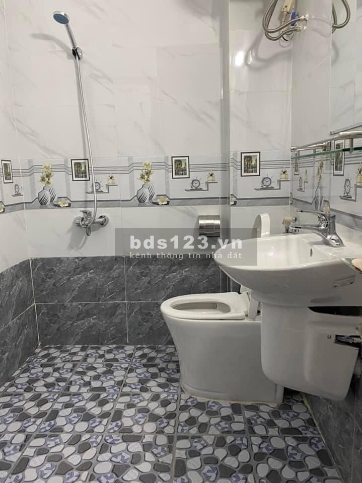 Bán nhà Chu Huy Mân, Long Biên, ô tô đỗ cổng. Nhà đẹp 5 tầng, 32m2, Giá chỉ 3.3 tỷ