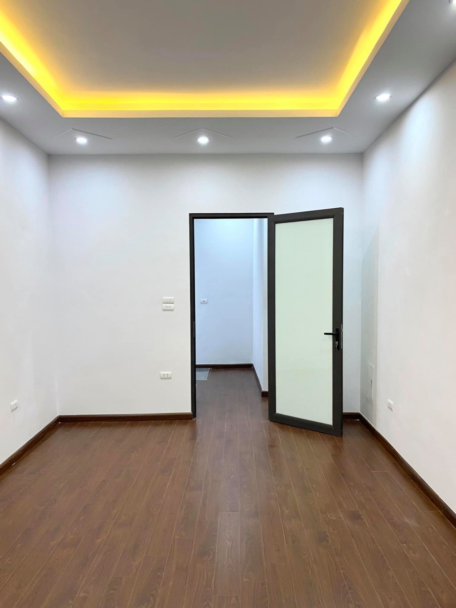 Bán nhà Ngô Gia Tự - Long Biên ô tô vào mặt trước ra mặt sau, diện tích 42m2, giá bán 3.55 tỉ