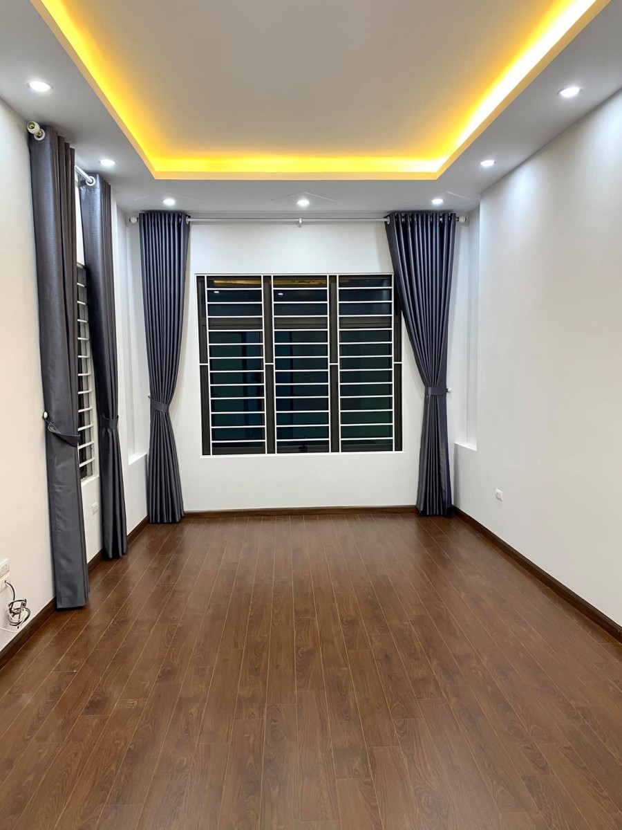 Bán nhà Ngô Gia Tự - Long Biên ô tô vào mặt trước ra mặt sau, diện tích 42m2, giá bán 3.55 tỉ