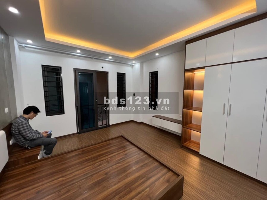 Bán Nhà Phố Lạc Long Quân, Tây Hồ, Ô Tô Cách 20M, diện tích 35m2 5 tầng, giá 4.45 Tỷ