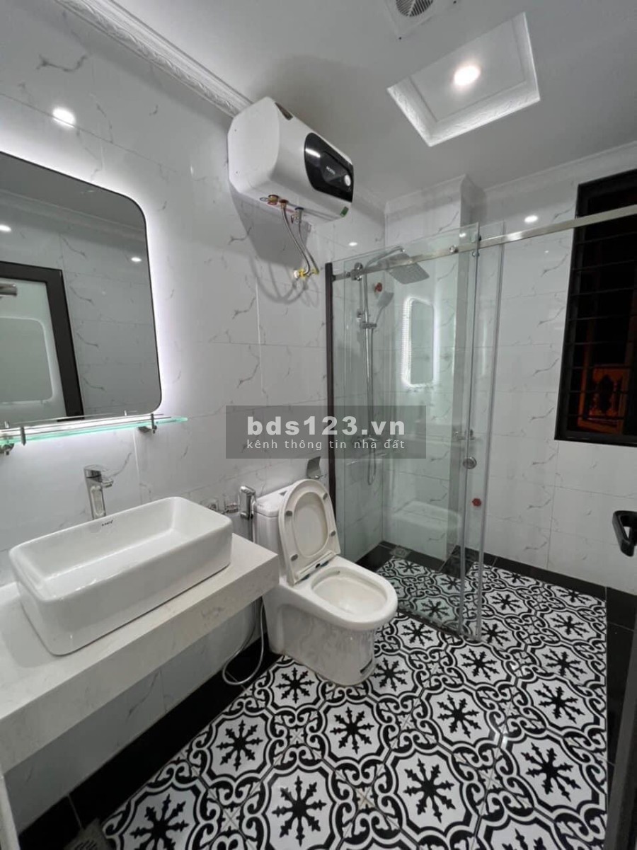 Bán Nhà Phố Lạc Long Quân, Tây Hồ, Ô Tô Cách 20M, diện tích 35m2 5 tầng, giá 4.45 Tỷ