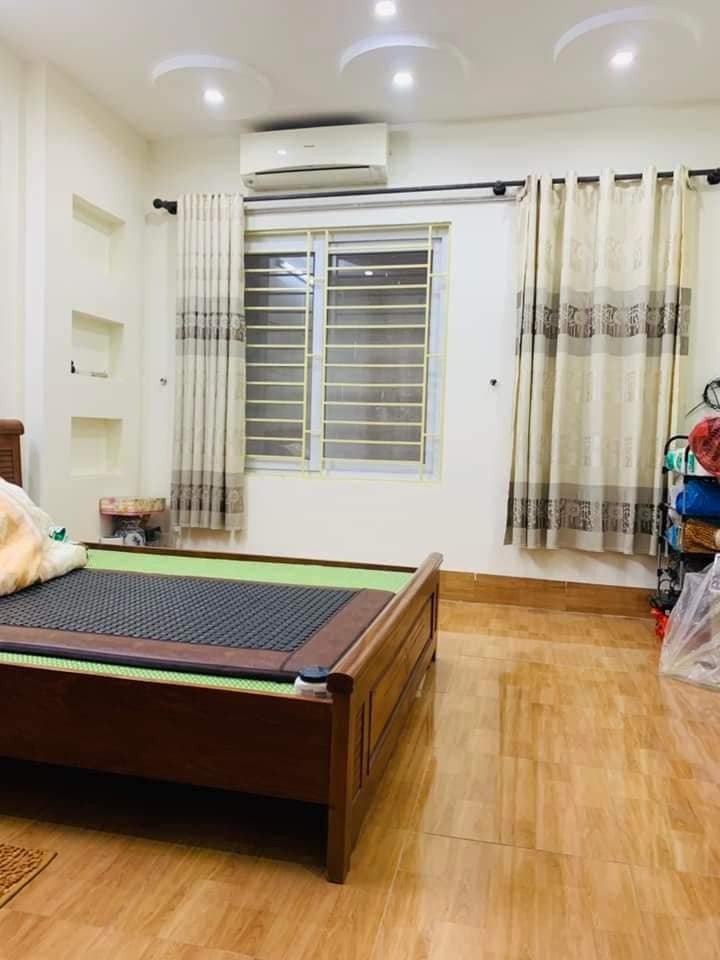 Nhà đẹp Lê Trọng - Ngõ to gần phố - Khu vực dân trí cao giá bán chỉ nhỉnh 4 tỷ, sổ đỏ sẵn