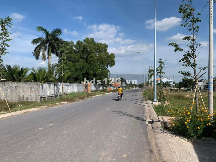 Bán đất 100% thổ cử mặt tiền đường ngay trung tâm thị trấn liên hệ 0858925992