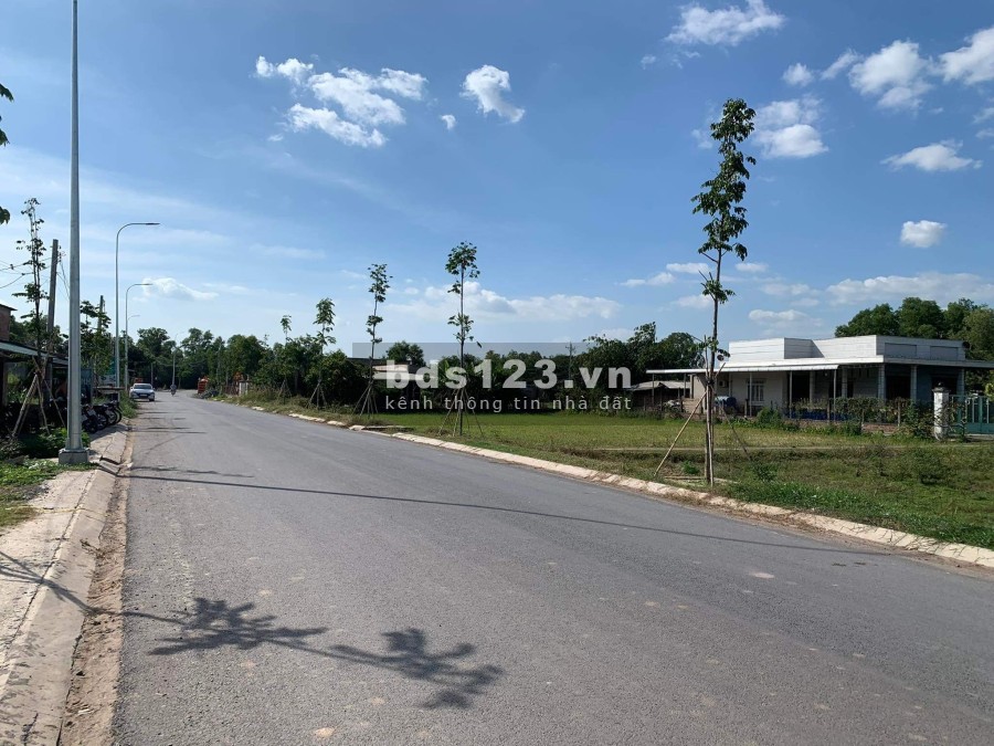 Bán đất 100% thổ cử mặt tiền đường ngay trung tâm thị trấn liên hệ 0858925992