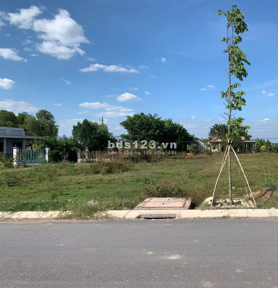 Bán đất 100% thổ cử mặt tiền đường ngay trung tâm thị trấn liên hệ 0858925992
