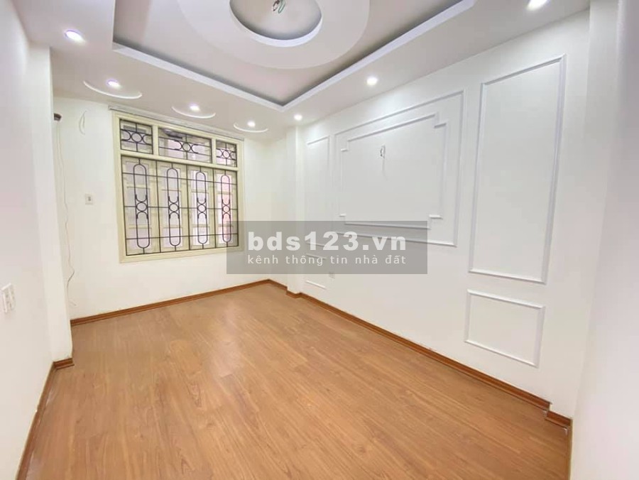 Chính chủ bán gấp nhà cực mới ở Lĩnh Nam dtsd 40m2, 5 tầng chỉ 3.2 tỷ, ô tô qua nhà nở hậu