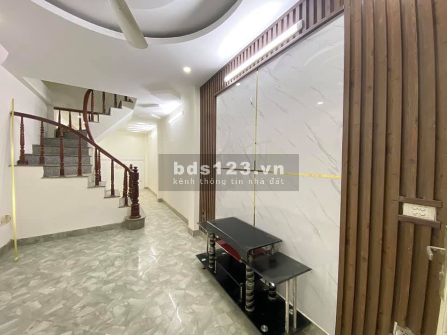 Chính chủ bán gấp nhà cực mới ở Lĩnh Nam dtsd 40m2, 5 tầng chỉ 3.2 tỷ, ô tô qua nhà nở hậu