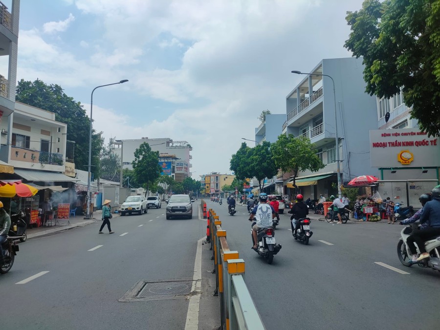 Nhà mặt phố Luỹ Bán Bích Quận Tân Phú, diện tích 70m2, ngang gần 5m, giá tốt đầu tư