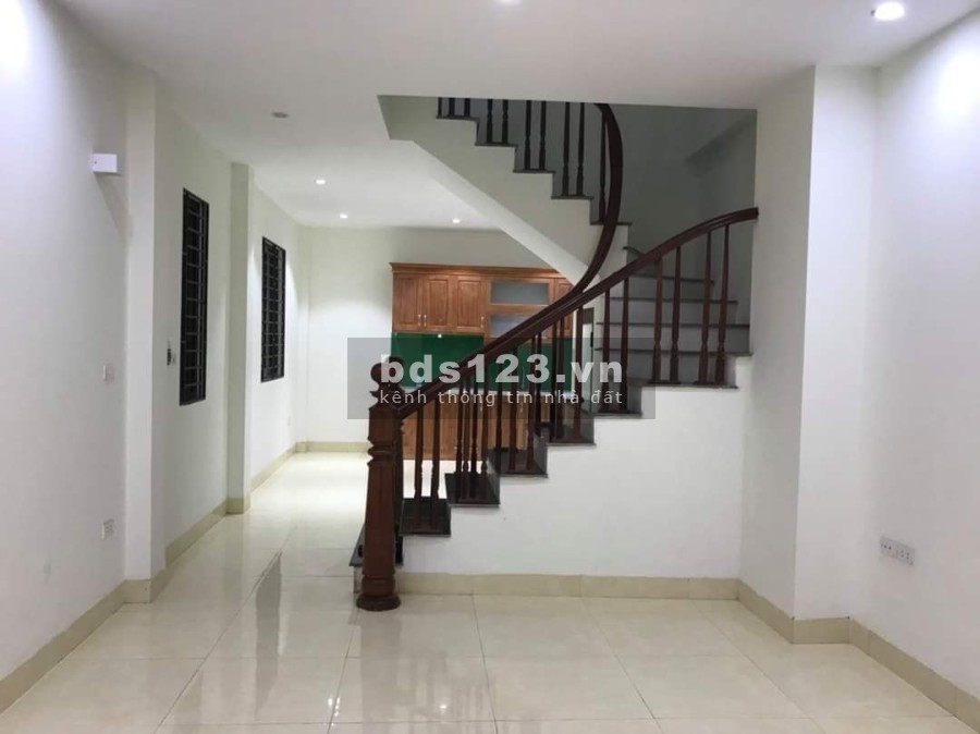 Lô góc kinh doanh sầm uất ô tô tránh doanh thu gần 35 triệu/tháng, sổ đỏ nở hậu