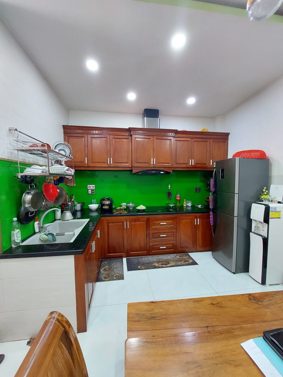Nhà nguyên căn 5 tầng mới đẹp nội thất gỗ xin xò hẻm xe hởi gần sát Phạm Văn Đồng