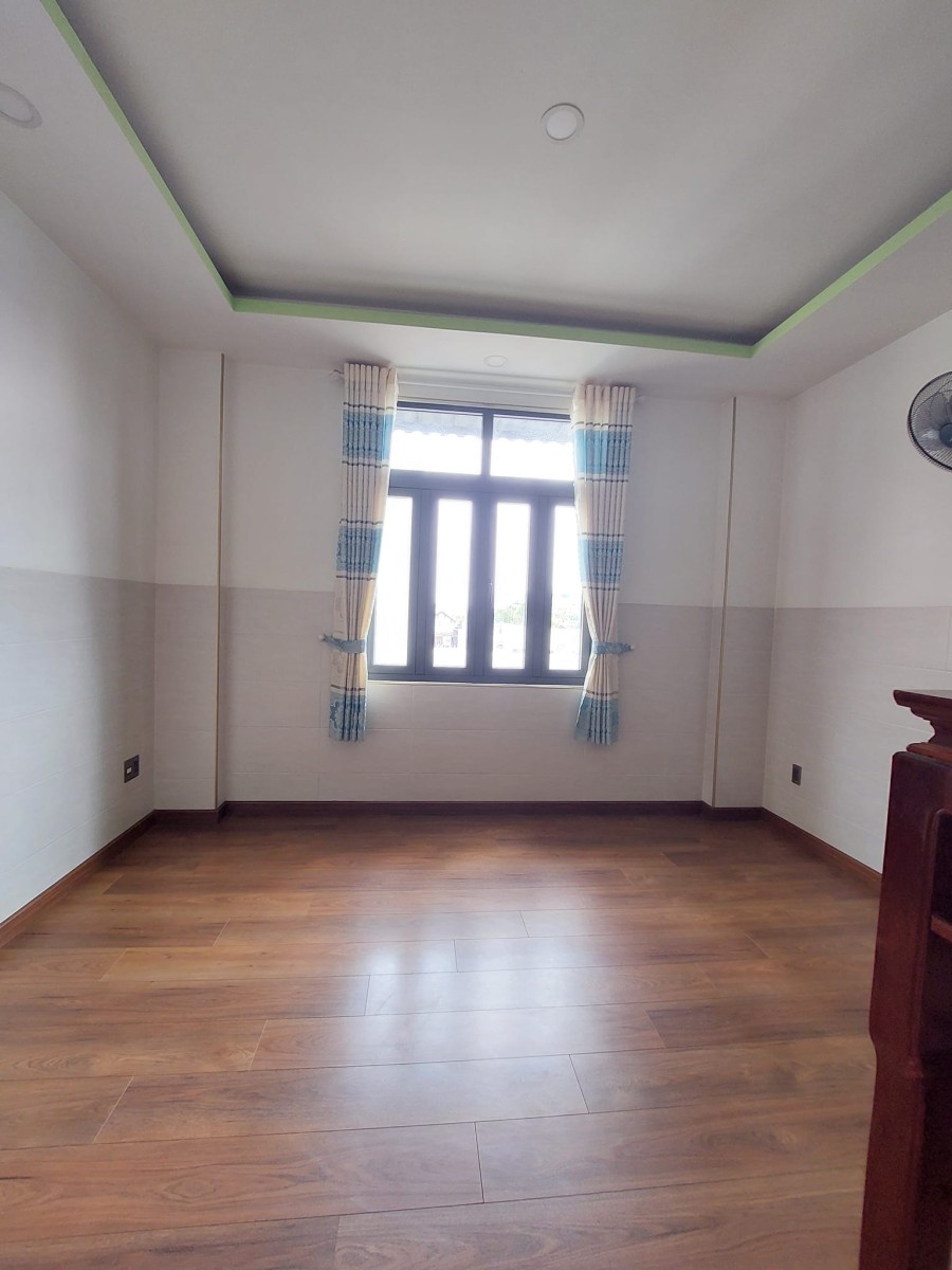 Nhà nguyên căn 5 tầng mới đẹp nội thất gỗ xin xò hẻm xe hởi gần sát Phạm Văn Đồng