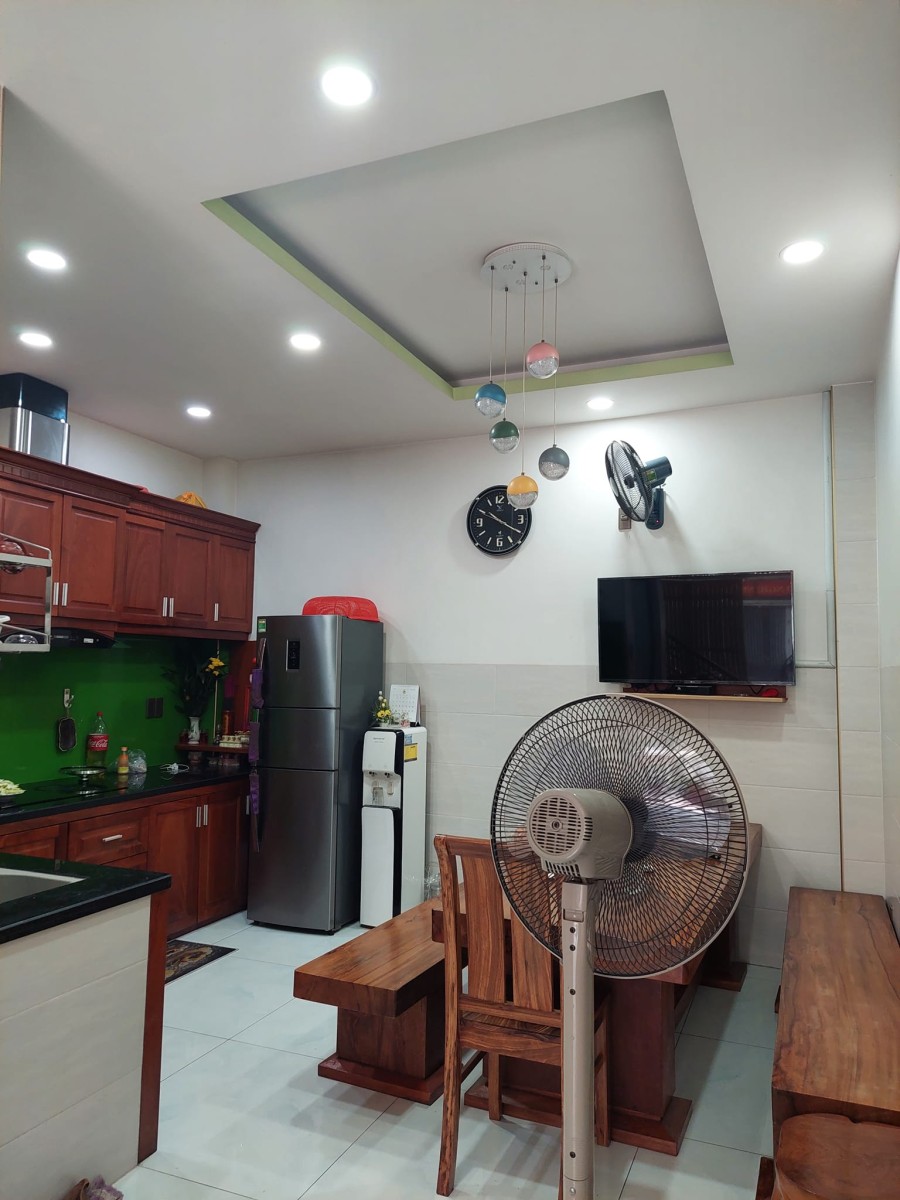 Nhà nguyên căn 5 tầng mới đẹp nội thất gỗ xin xò hẻm xe hởi gần sát Phạm Văn Đồng