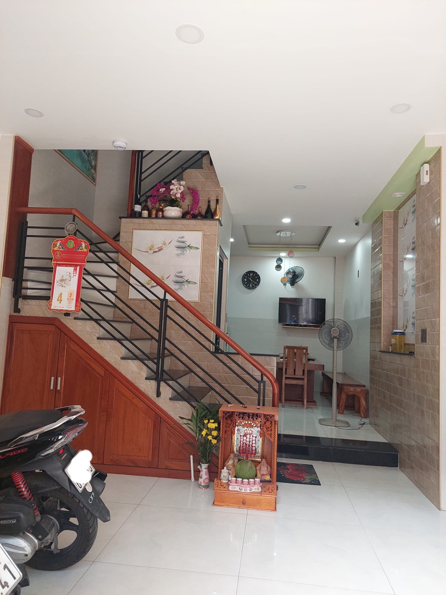 Nhà nguyên căn 5 tầng mới đẹp nội thất gỗ xin xò hẻm xe hởi gần sát Phạm Văn Đồng