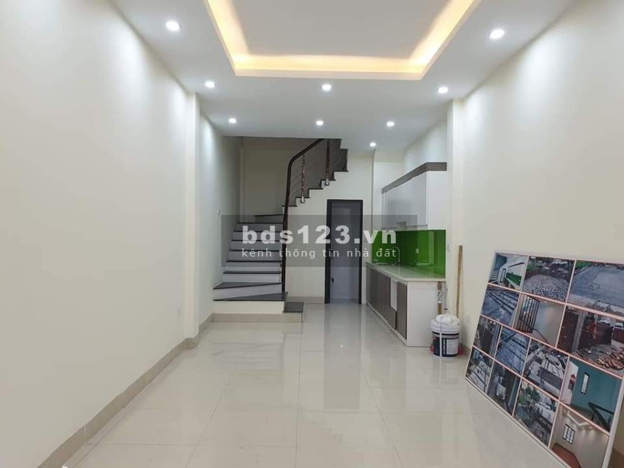 Nhỉnh 3 tỷ, sở hữu nhà Cầu Giấy lô góc, gần hồ,ngay khu mua sắm sầm uất, vị trí rất đắc địa.