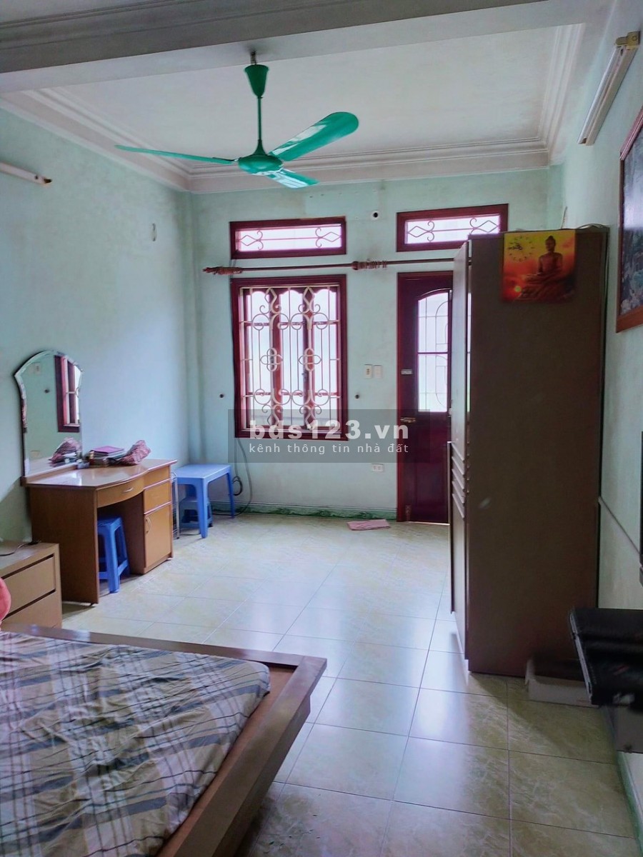 Bán nhà trung tâm Hoàng Mai, giá bán 3.7 tỷ, ô tô vào nhà kinh doanh sầm uất, lh 0979861796