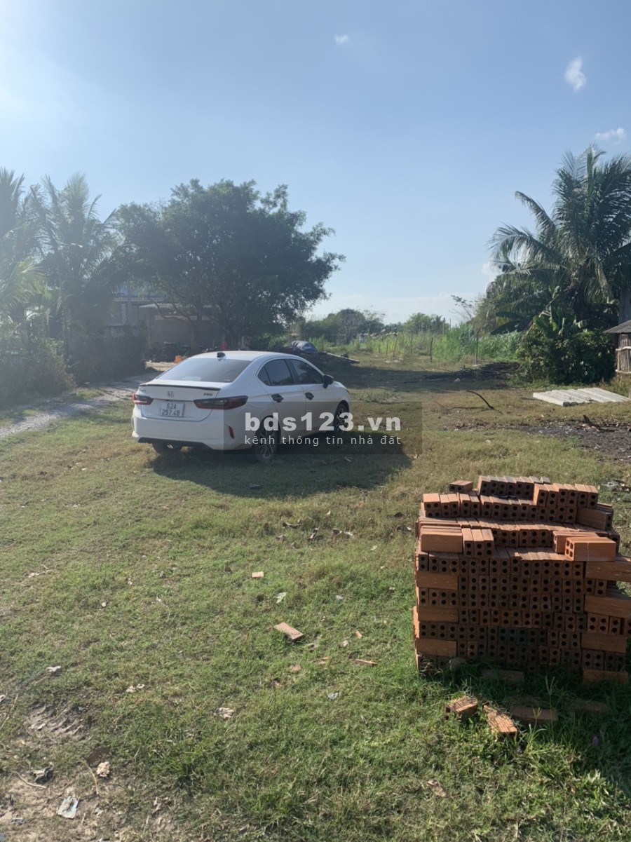 Nhà cần bán mảnh đất vườn để trả nợ tại thị trấn giá bán chỉ 2.1 tỷ, lh 0858925992