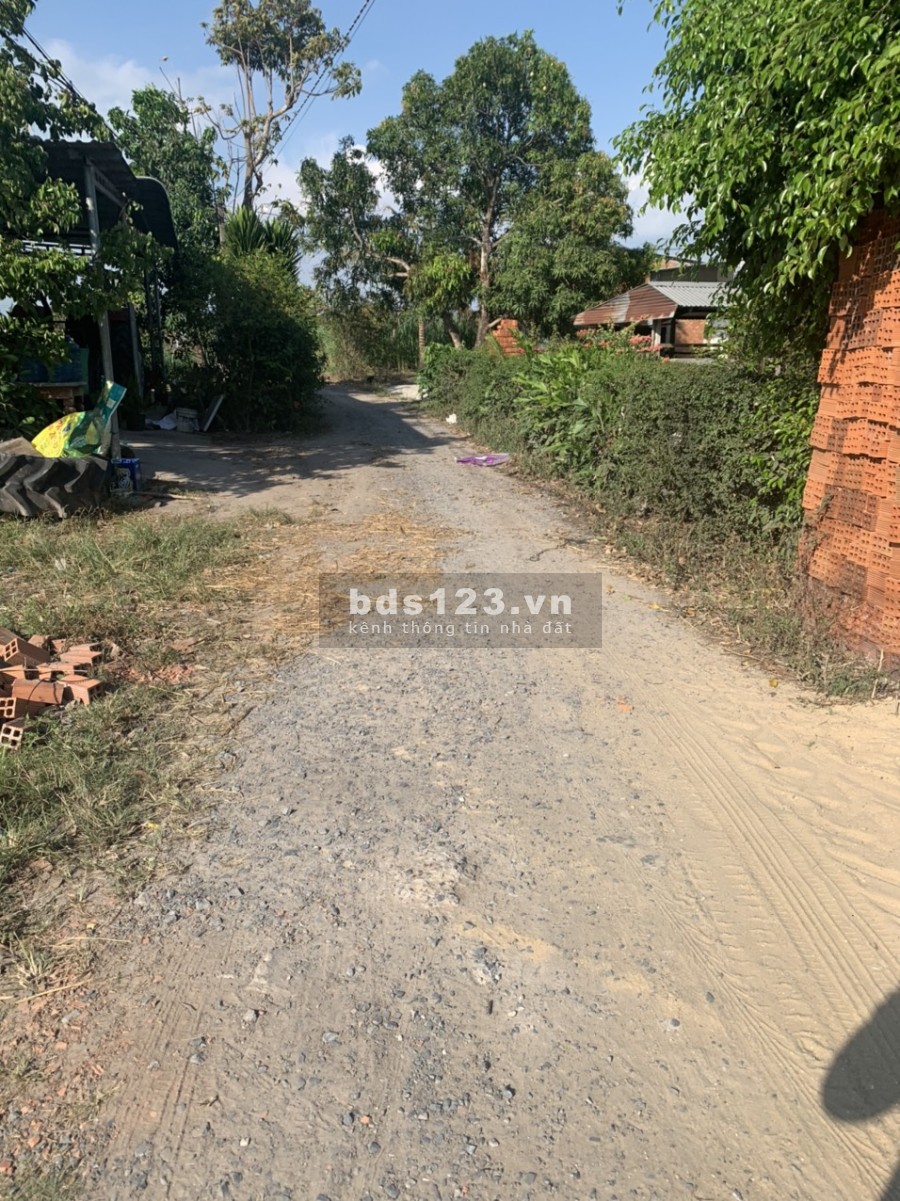 Nhà cần bán mảnh đất vườn để trả nợ tại thị trấn giá bán chỉ 2.1 tỷ, lh 0858925992
