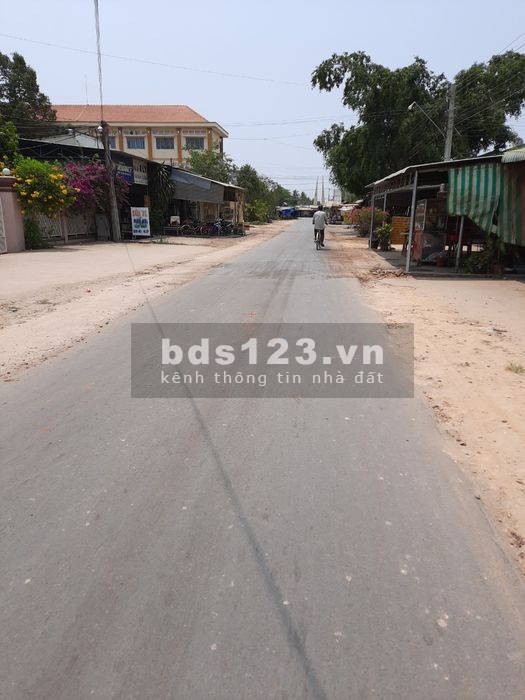 Bán đất Tân Châu giá rẻ giá 3xx, qh 20m đường nhựa thích hợp kd buôn bán và ở